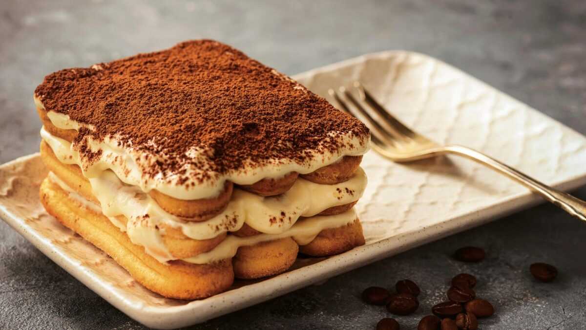 la ricetta classica del tiramisu con uova savoiardi e mascarpone 1920x1080 1