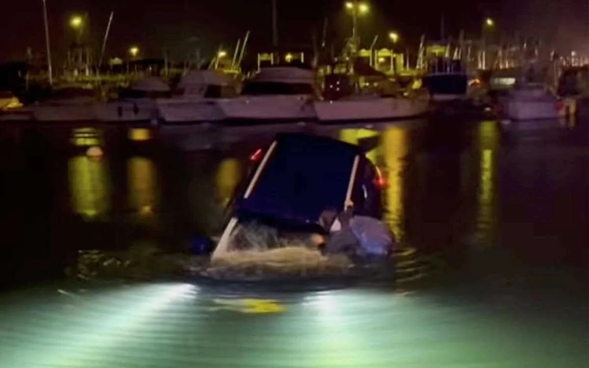 Voiture dans un port