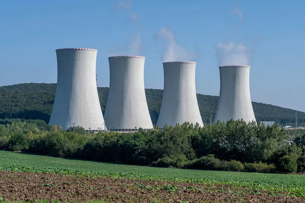 Meta annuncia una partnership ventennale con l'energia nucleare per supportare i suoi data center 11 Steaming,Cooling,Towers,Of,Nuclear,Power,Plant,Mochovce,,Unit,3