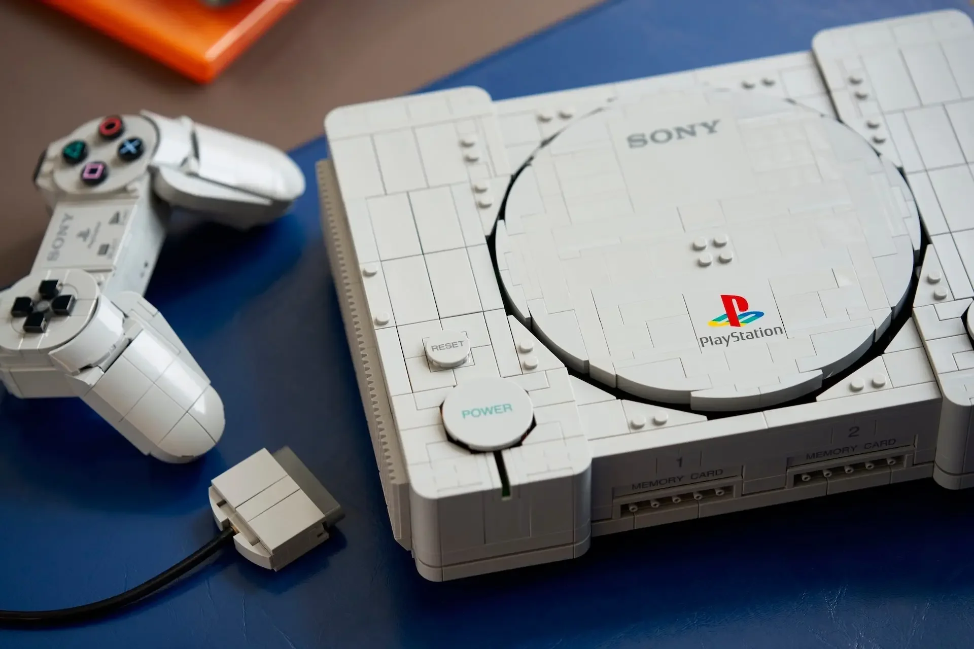 Sony presenta la PlayStation Lego, composta da 1.911 pezzi, durante l’evento State of Play